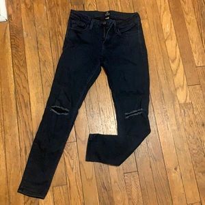 Jeans w/ Knee Rip